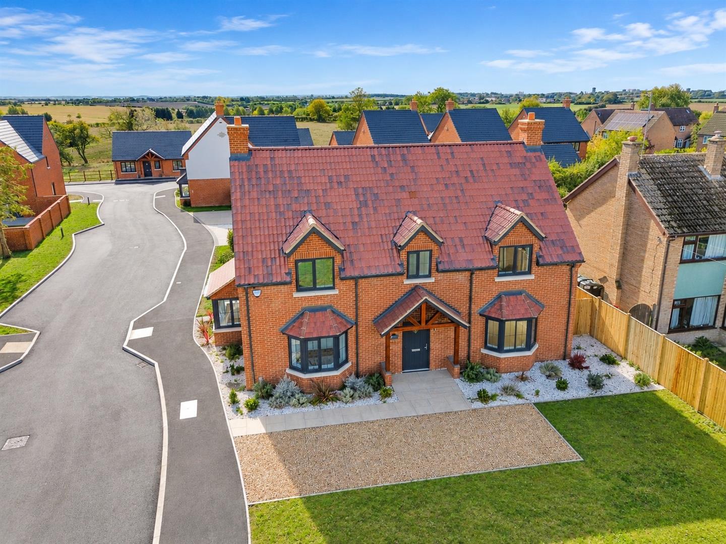 5 bed property in High Street, Bedford